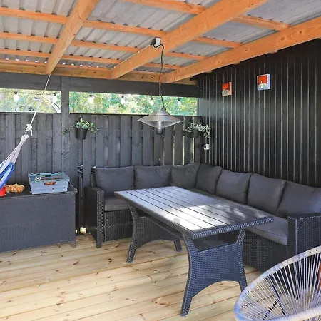 8 Person In L S Holiday home
